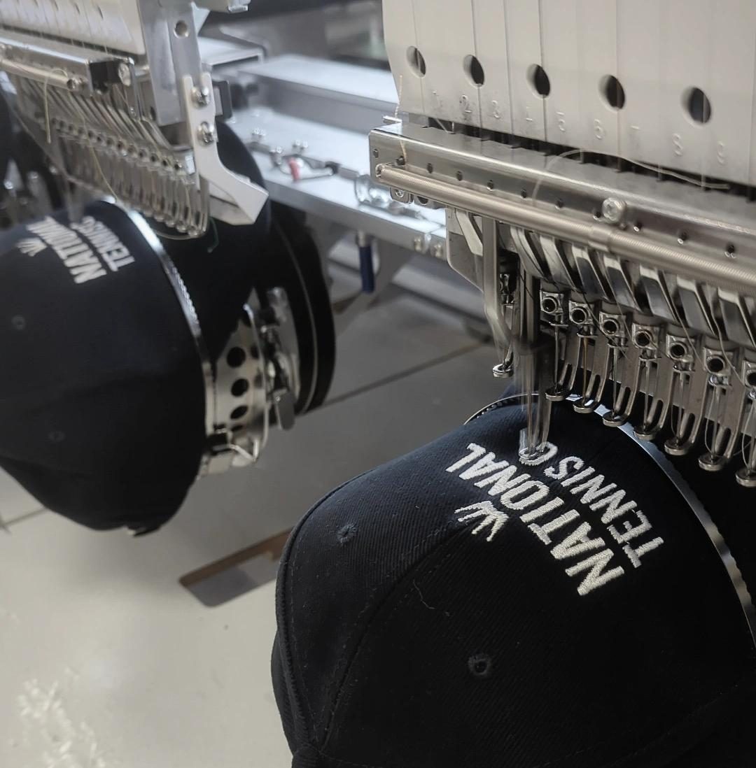 Casquettes brodées sur la machine