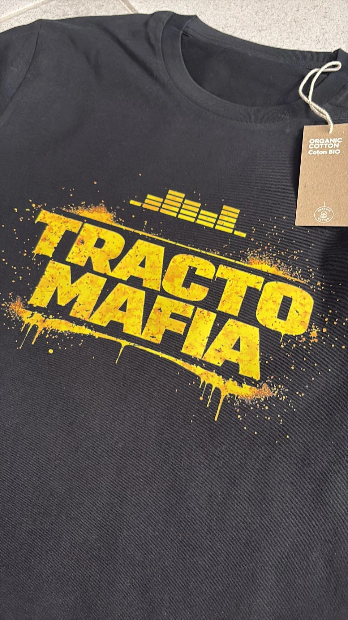 T-shirt noir en coton biologique imprimé en DTF d'un visuel jaune à effet projection