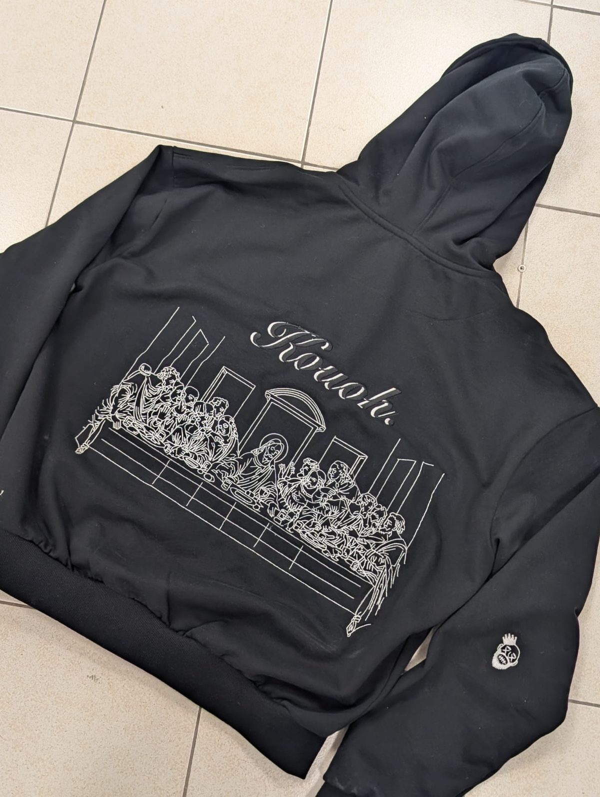 Broderie réalisée à l'atelier sur un sweat