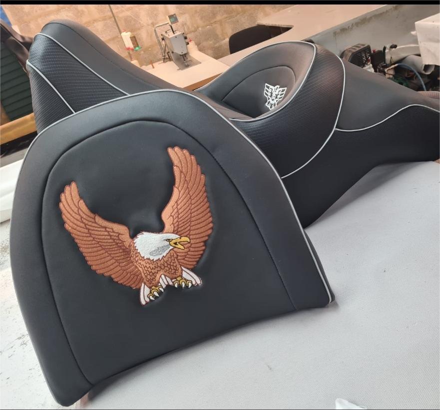 Selle de moto brodée d'un aigle